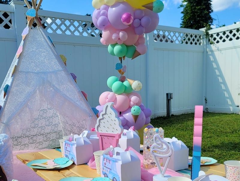 This customer choose to party at home with our Ice Cream Magical Picnic Table party which is party of our Kastle To Go